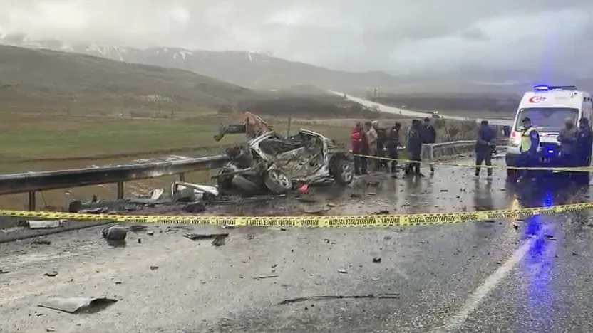 Malatya'da Otomobil Tırla Çarpıştı: 3 Kişi Hayatını Kaybetti 1 Kişi Yaralandı!