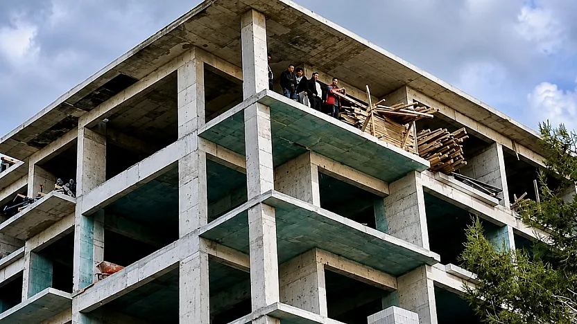 Malatya'da Şantiye Karıştı! İşçiler Çatıya Çıkarak Alacaklarını İstedi