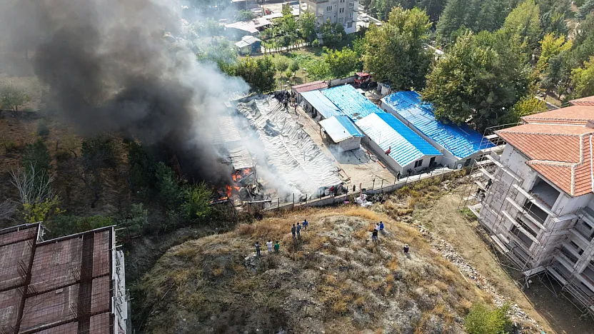 Malatya'da Şantiyede Korkutan Yangın! 30 Konteyner Hasar Gördü