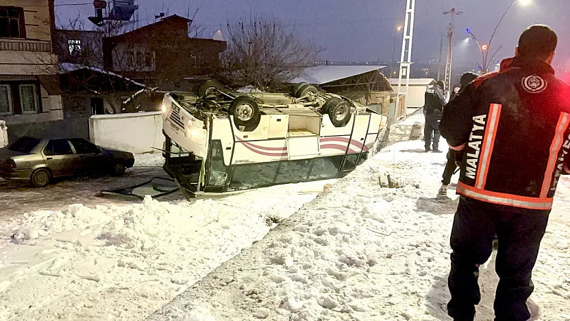 Malatya'da Servis Alt Yola Devrildi: 9 Yaralı