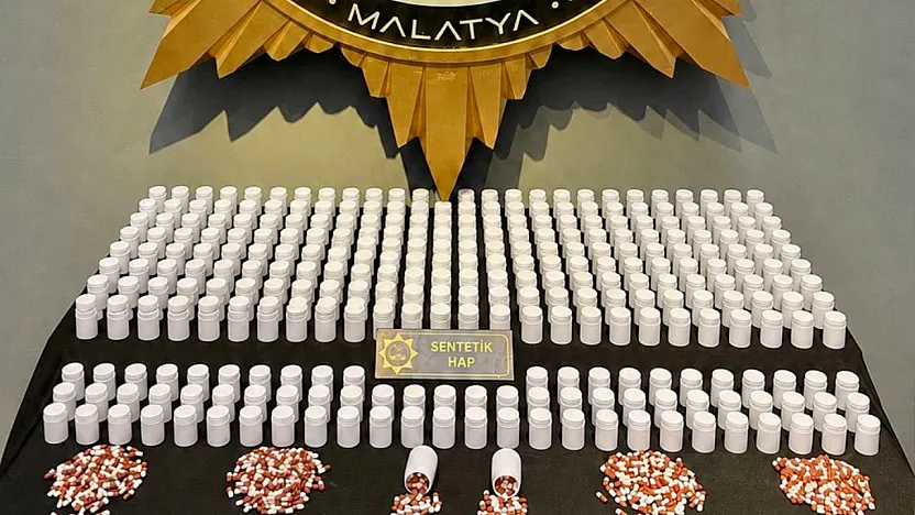 Malatya'da Sokak Satıcılarına Darbe! 14 Bin 900 Hap Ele Geçirildi