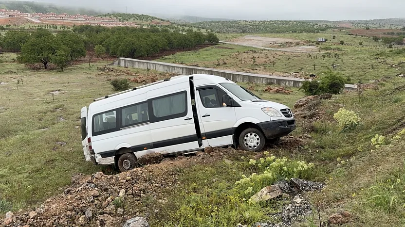 Malatya'da Yağış Kazayı Getirdi! Minibüs Şarampole Devrildi