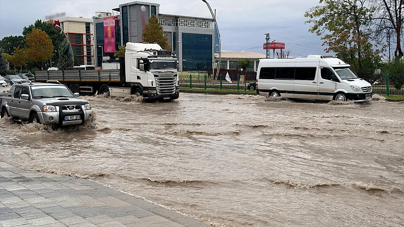Malatya'da Yağmur Trafiği Olumsuz Etkiledi! Sürücüler Zor Anlar Yaşadı