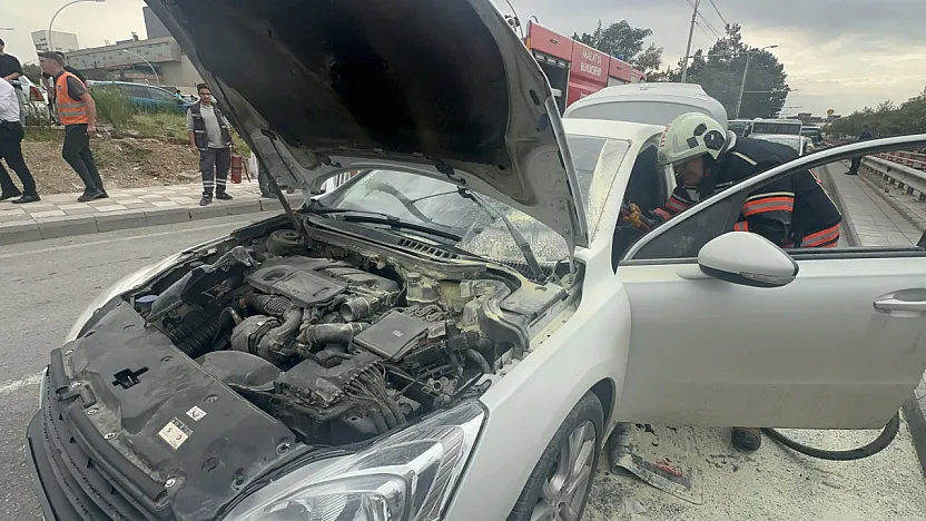 Malatya'da Yolda Giden Otomobilin Motoru Alev Aldı!