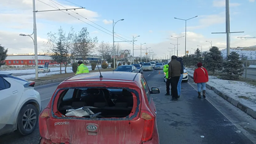 Malatya - Elazığ Yolun'da Kaza! Otomobil Savruldu, Tır Kayboldu
