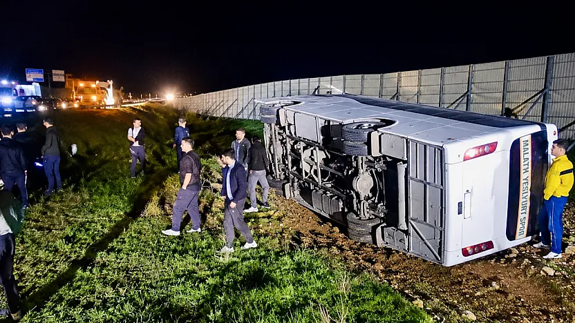 Malatya Kafilesini Taşıyan Otobüs Şarampole Devrildi!