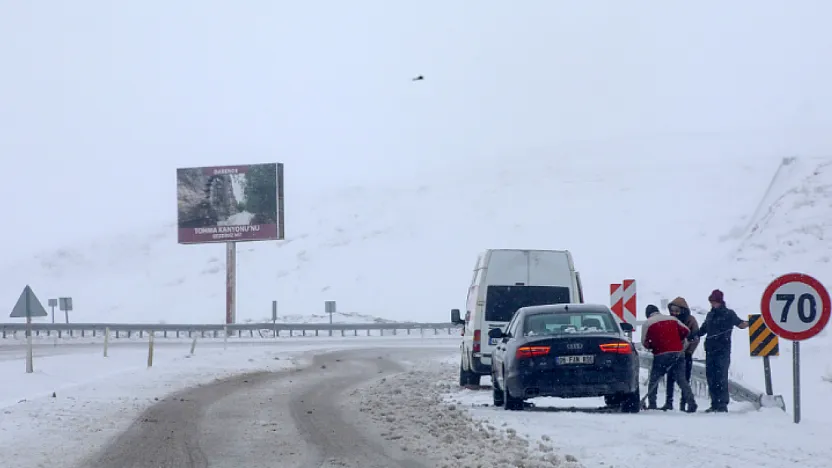 Malatya-Kayseri Yolunda Kar Bariyeri: Tırlar Yolda Kaldı!