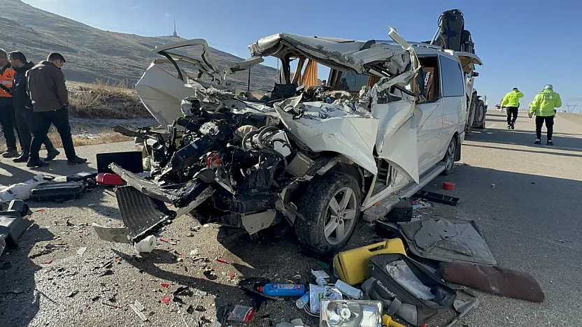 Malatya Kozluca Mevkiinde Minibüs Tıra Çarptı: 3 Ölü