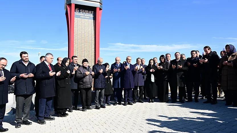 Malatya Şehir Mezarlığı'nda Anma! Bakan Uraloğlu Ailelerle Bir Araya Geldi