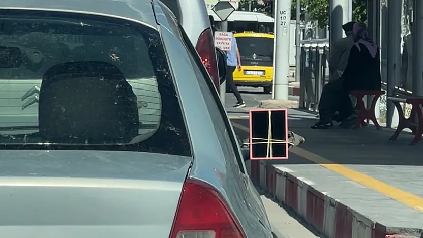 Malatya Sokaklarında İlginç Manzara! Dikiz Aynası Yerine El Aynası