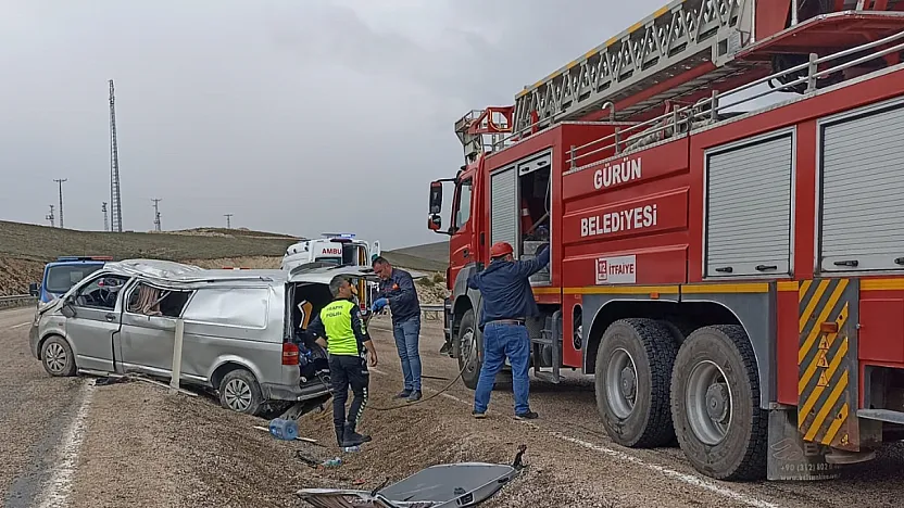 Malatya Yolunda Feci Kaza! Minibüs Yan Yattı, Can Kaybı Var