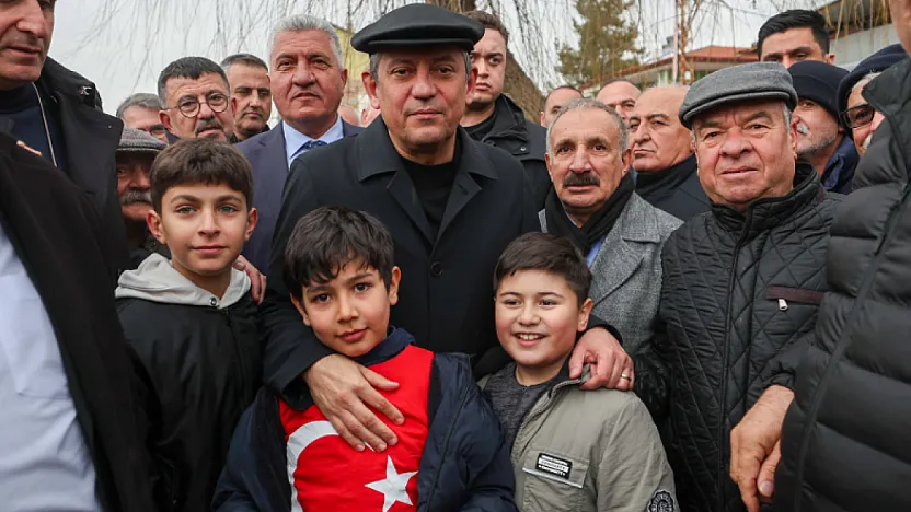 Özgür Özel Malatya'da Karanfillerle Şehitleri Andı, Dayanışma Talimatını Verdi!