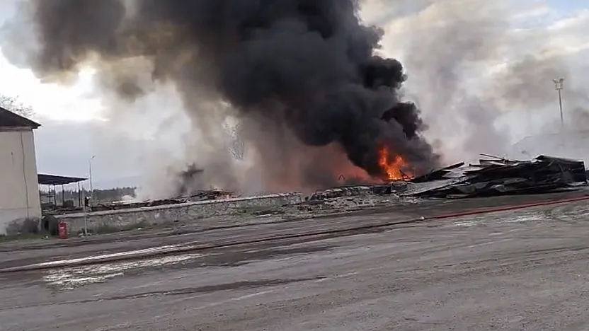 Özsan Sanayi Sitesi Yanında Panik! Karayolları Şefliğinde Ziftler Alev Aldı