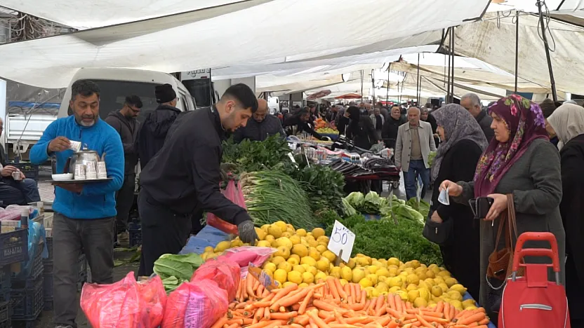 Pazarcının Gözü Vatandaşta, Vatandaşın Gözü Etikette: Pazarda Fiyatlar Düştü mü, Alım Gücü Ne Durumda?