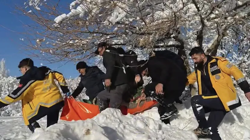 Pütürge'de Zorlu Tahliye 81 Yaşındaki Hasta Kurtarıldı