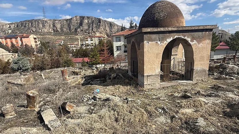 Saç Örgülü Mezar Taşları Zamana Yeniliyor! Darende'de Tarih Nöbeti
