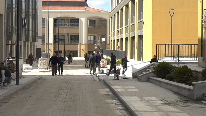 Söğütlü Camii Esnafından Tepki! Anahtarı Aldı Ama Dükkânına Giremiyor