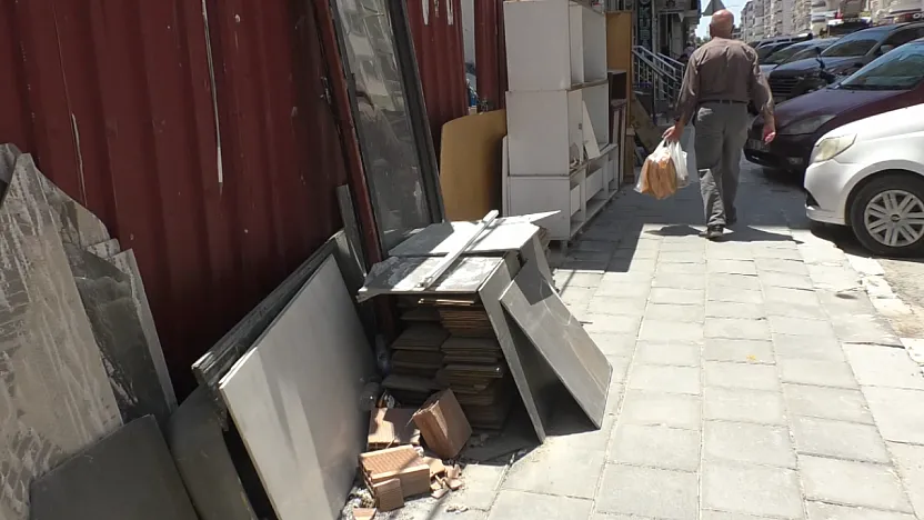 Toz, Çöp ve Bozuk Yol Tepkisi! İsmetpaşa Caddesi Çözüm Bekliyor