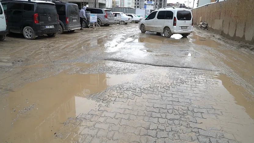 Üçbağlar'da 8 Aydır Çözülemeyen Kanalizasyon Sorunu Esnafı ve Halkı Mağdur Ediyor