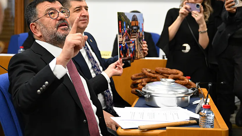 Veli Ağbaba Fırtınası! Son Ankette Rakiplerini Gölgede Bıraktı