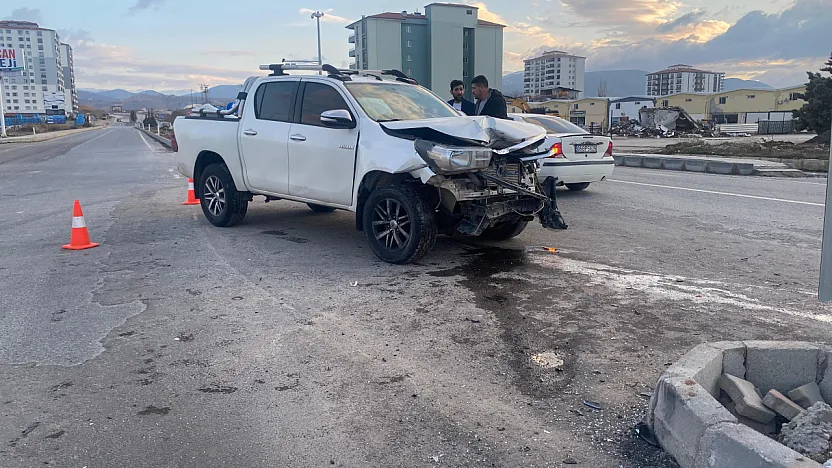 Yeşilyurt'ta Akşam Mesaisi Kazayla Bitti: İki Araç Birbirine Girdi