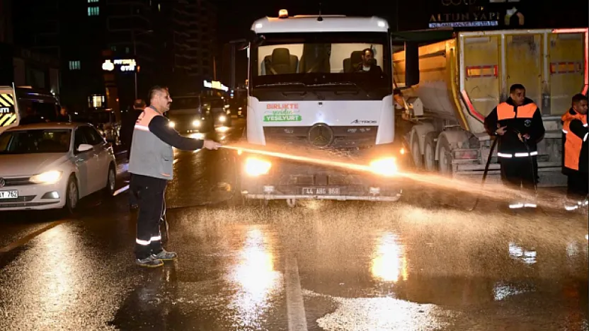 Yeşilyurt'ta Bayram Temizliği Seferberliği: Sokaklar Yıkanıyor!