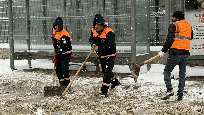 Yeşilyurt'ta Kar Nöbeti! Ekipler Sahada Teyakkuzda
