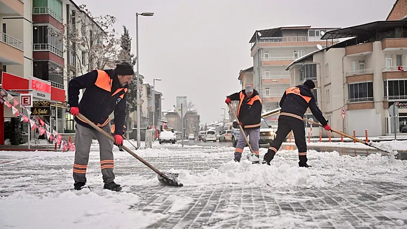 Yeşilyurt'ta Kar Yağışına Karşı Yol Açma Mesaisi!