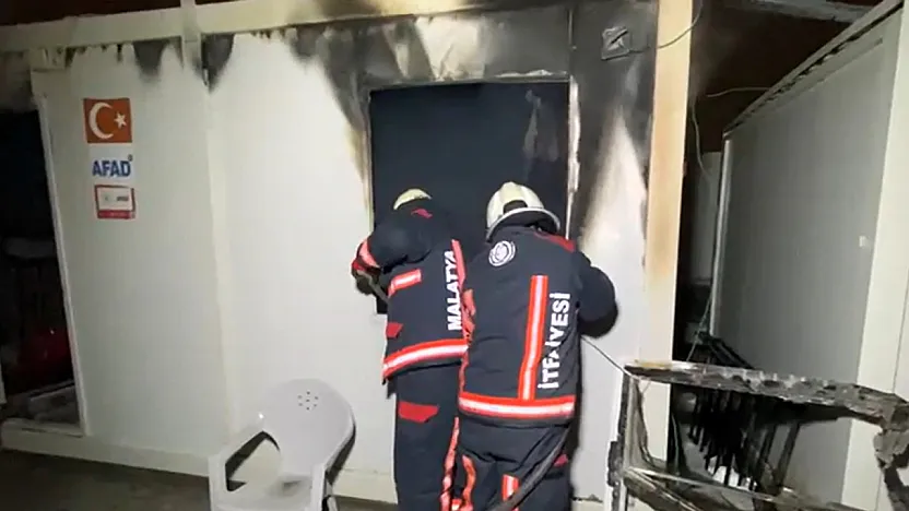 Yeşilyurt'ta Korkutan Yangın! Konteyner Kentten Dumanlar Yükseldi