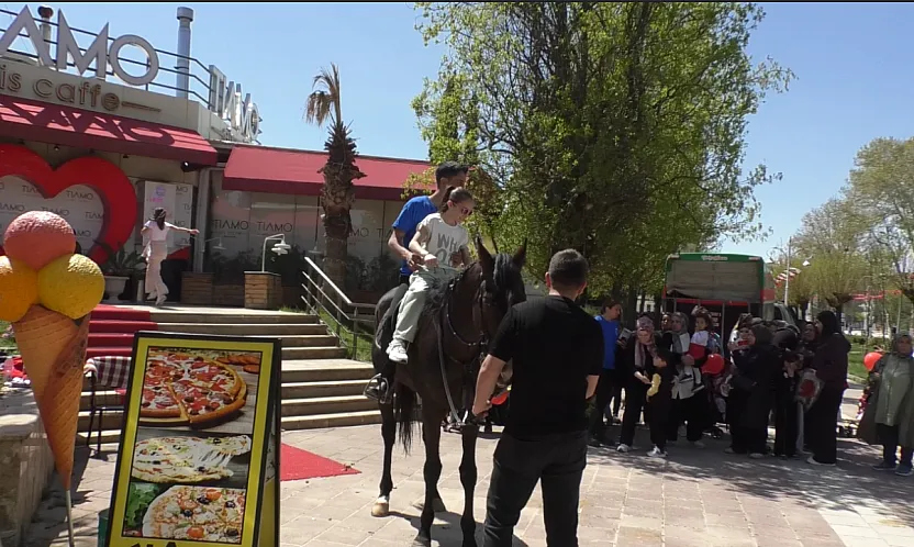 23 Nisan Ulusal Egemenlik ve Çocuk Bayramı'nda Anlamlı Etkinlik! Minikler İlk Kez At Bindi