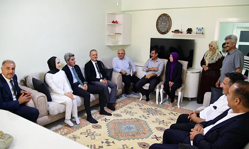 Azmi Engel Tanımadı! Karnesini İl Müdürü Bakır Takdim Etti