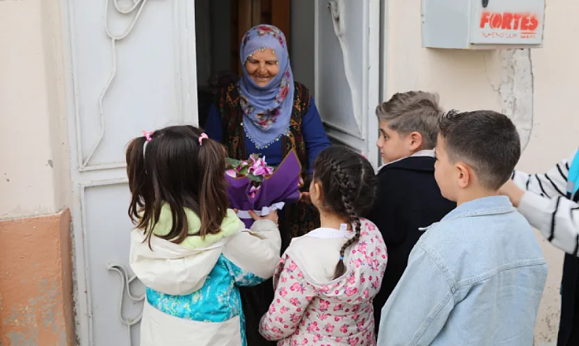 Battalgazi'de Duygulandıran Bayram Buluşması: Minikler Büyüklerin Kapısını Çaldı!