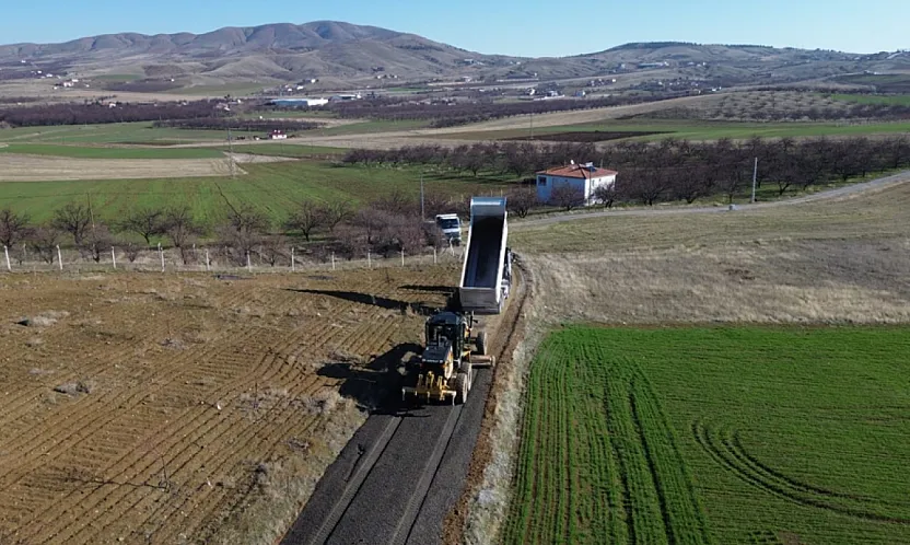 Battalgazi'de Kırsal Yollar Güçleniyor! Yenice Mahallesi'nde Zemin İyileştirme Mesaisi