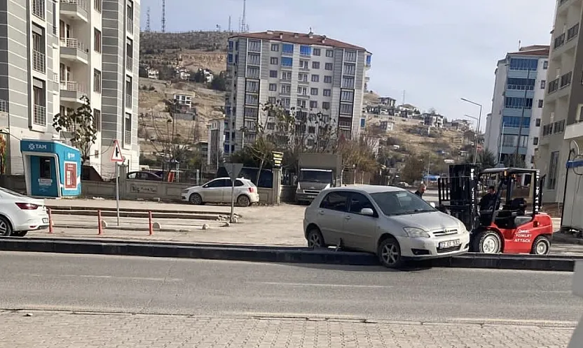 Battalgazi'de Orta Refüje Çıkan Aracı Forklift Kurtardı