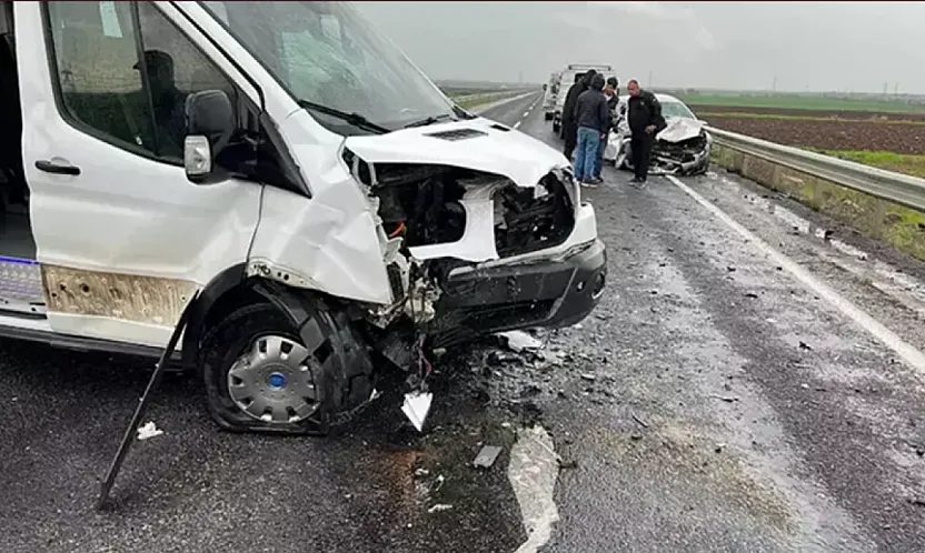 Battalgazi'de Otomobil ile Minibüs Çarpıştı