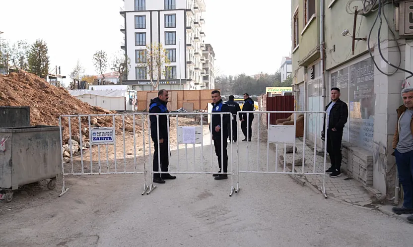 Battalgazi'de Zabıta Yol Çökmesine Anında Müdahale Etti