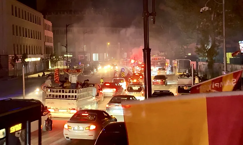 Bayrağını Alan Meydana Koştu! Malatya'da Binlerce Taraftar Sokağa İndi