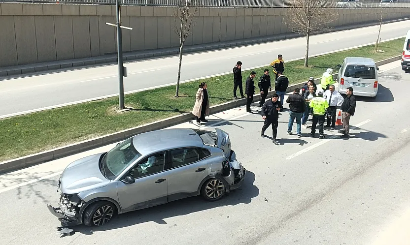 Çevreyolunda Korkutan Kaza! Otomobil Refüje Savruldu, Yaralanan  Olmadı