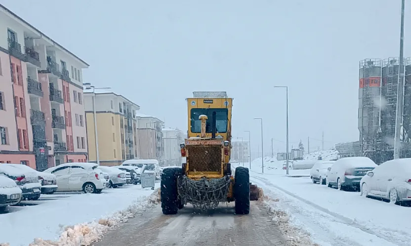 Darende'de Elbistan Yolu Kapandı, Ağır Vasıtalara Geçiş Yok!