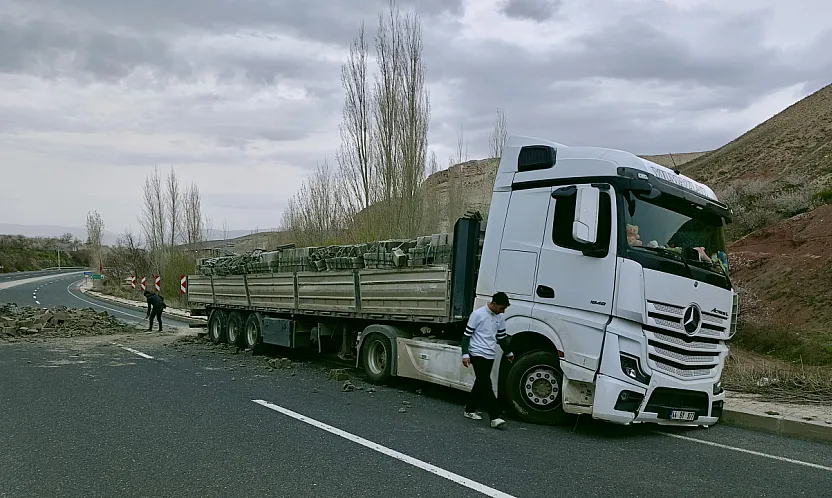 Darende'de Facianın Eşiğinden Dönüldü Tır Karşı Şeride Geçti!
