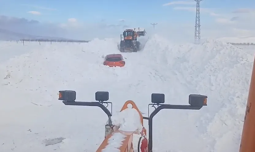 Darende'de Kar Altında Kalan Araçlar İçin Kurtarma Operasyonu!