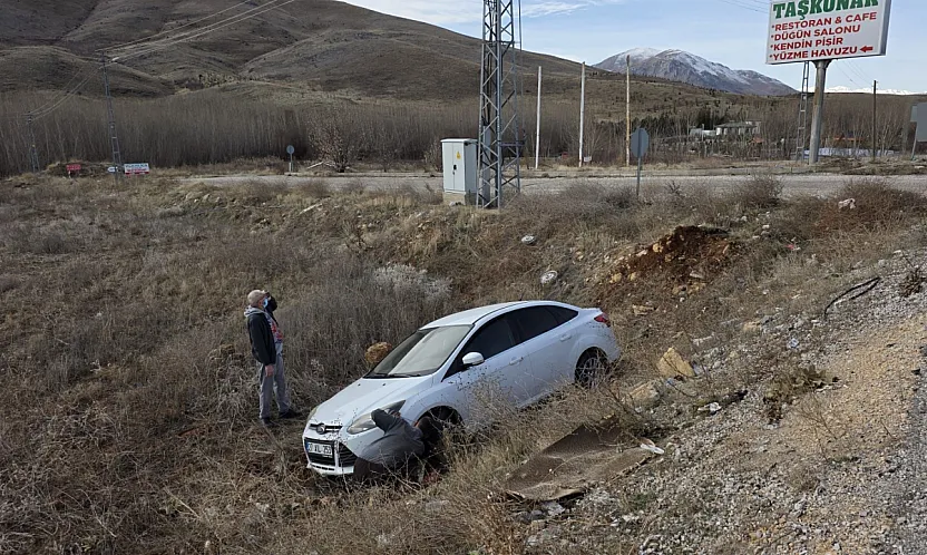 Doğanşehir'de Otomobil Şarampole Uçtu: 2 Yaralı