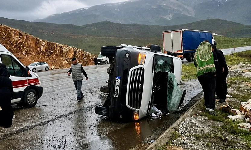 Doğanşehir'de Yolcu Minibüsü Yan Yattı, 12 Kişi Hastaneye Kaldırıldı!