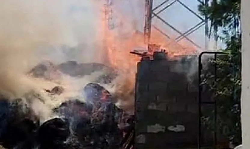 Elektrik kabloları odunlukta yangına neden oldu