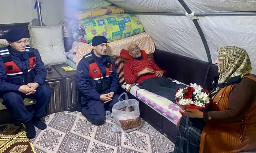 Felçli Adamın Duygulandıran Talebi: Eşime Çiçek Getirin