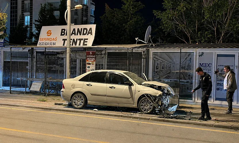 Güney Kuşak Yolu'nda Feci Kaza! Otomobillerden Biri İş Yerine Girdi