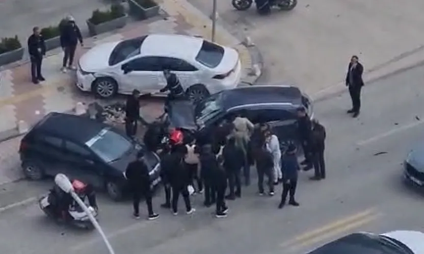 Güngör Caddesi'nde Kontrolden Çıkan Otomobil Duramadı Araçlara Çarptı!