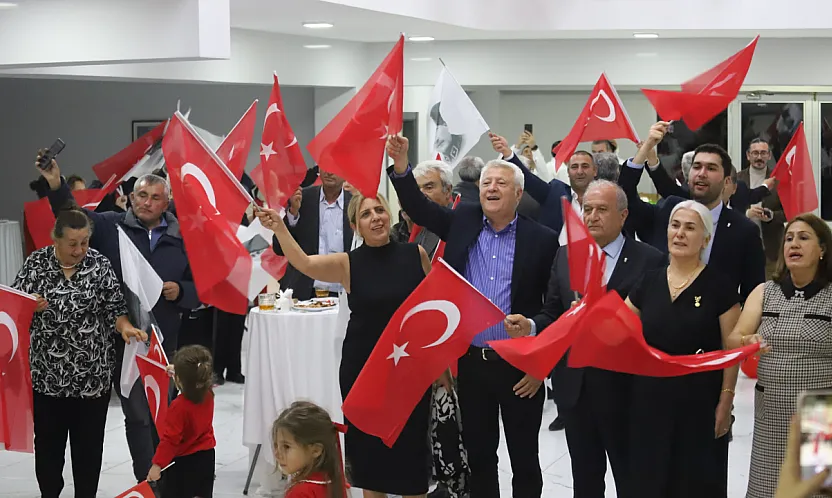 Hekimhan'da Cumhuriyet Gecesi! Türk Bayraklarıyla Salonları Doldurdular
