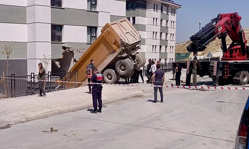 İkizce TOKİ'de Faciadan Dönüldü! Kontrolden Çıkan Kamyon Apartman Duvarına Çarptı