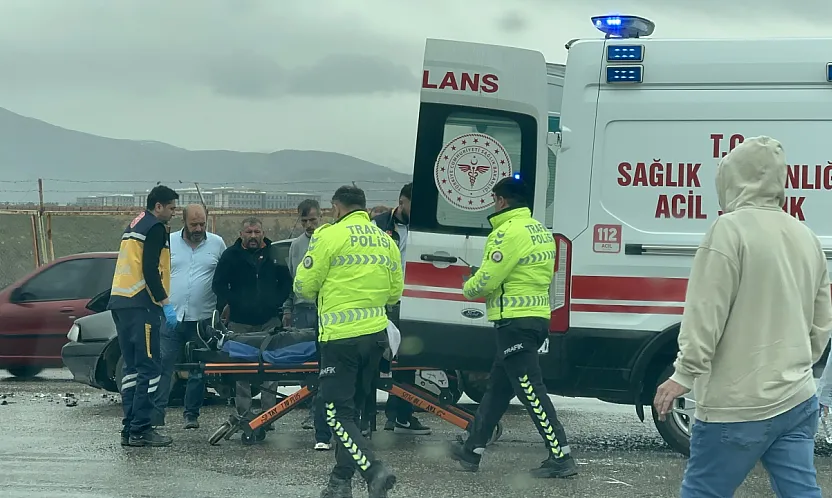 Kudüs Caddesi'nde Kaza: İki Araç Kavşakta Birbirine Girdi, 1 Kişi Yaralandı!